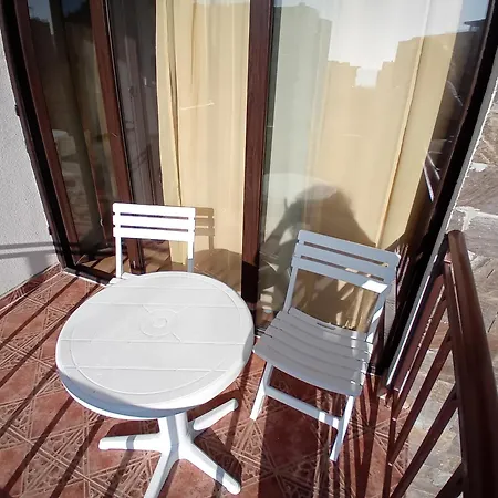 тристаен еуфория, влас Apartmán *